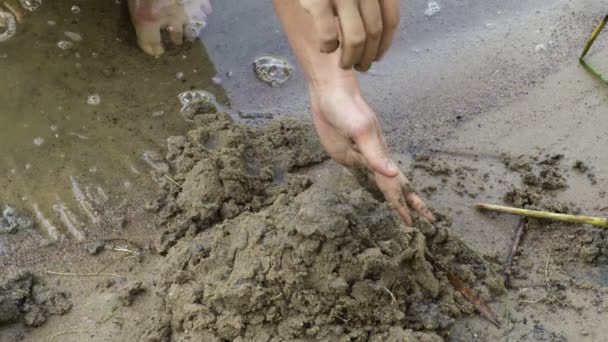 Vrouw Genieten Van Nat Zand Buurt Van Water — Stockvideo