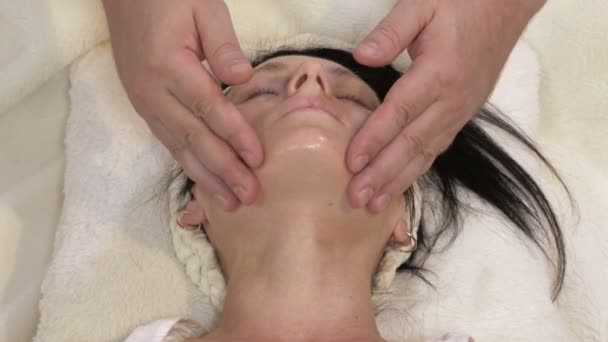 Mulher Bonita Recebendo Massagem Facial — Vídeo de Stock