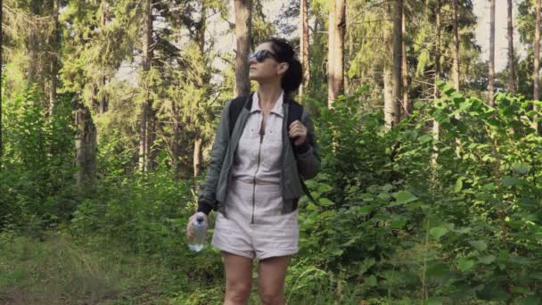 Moe Vrouw Wandelaar Drinken Water Pad Het Bos — Stockvideo