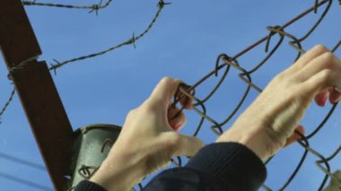 Mültecielleri dikenli tellerin çitinde. Mülteci kavramı