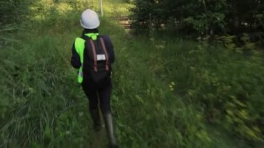 Sırt çantalı kadın işçi işe gidiyor.
