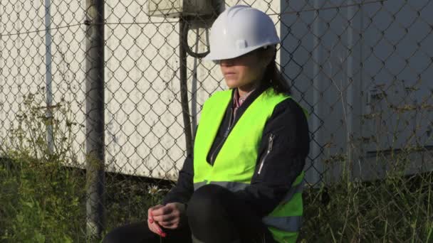 無線通信塔の近くで休憩した後に女性エンジニアが目覚める — ストック動画