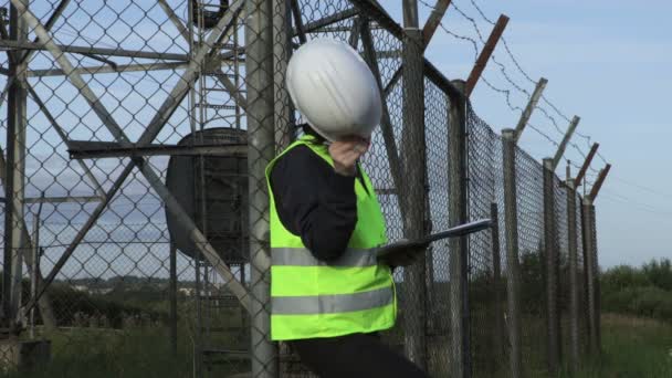 Femme Fatiguée Ingénieur Écrit Commence Bâiller Près Tour Communication Sans — Video