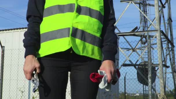 Vrouwelijke Werknemer Met Beschermende Handschoenen Gereedschap Buurt Van Draad Hek — Stockvideo