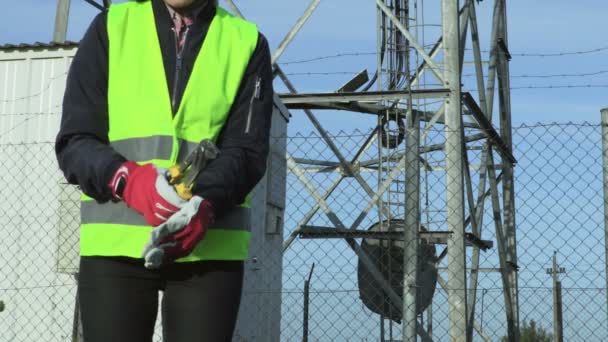 Kvinnlig Arbetare Fastställande Handskar Och Verktyg Och Gör Dig Redo — Stockvideo