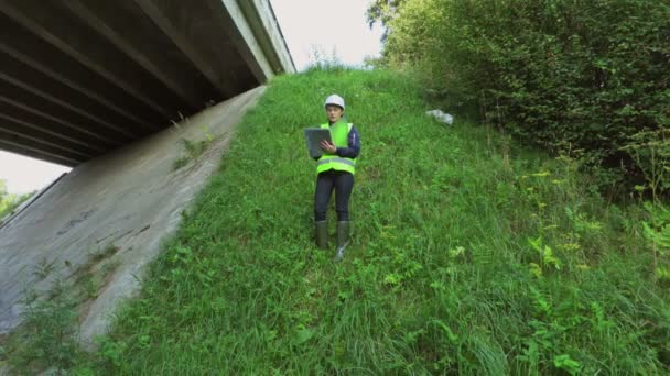 Mulher Engenheiro Inspecionando Ponte Leitura — Vídeo de Stock