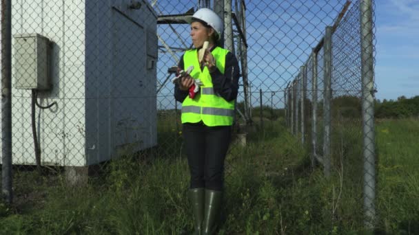 Mujer Cansada Ingeniera Comiendo Plátano Cerca Cerca — Vídeos de Stock