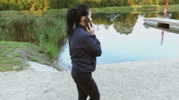Kadın Müfettiş Telefonda Konuşuyor Tekne Iskelesi Boyunca Yürü — Stok video