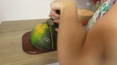  Masada kırmızı karpuz kesen mutfak aşçısı bıçaklı kadın.