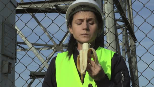 Női Mérnök Sisakban Eszik Banánt Szünetben — Stock videók