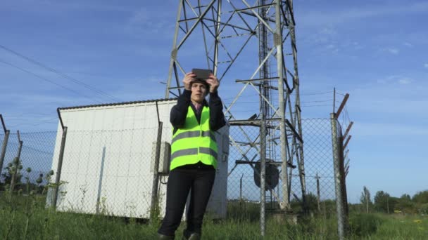 Engenheira Mulher Tirando Fotos Torre Comunicação Sem Fio Com Smartphone — Vídeo de Stock