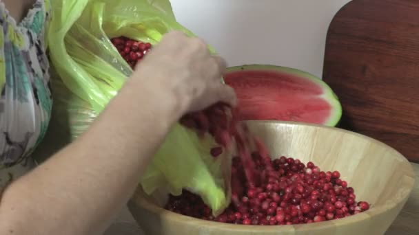 Frau Lädt Preiselbeeren Holzschale — Stockvideo