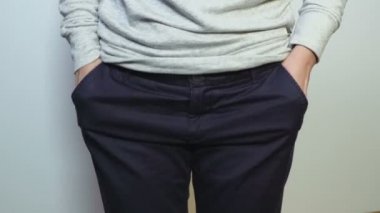 Parası olmadığını gösteren boş pantolon cepleri gösteren bir kadın.