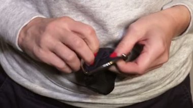 Boş cüzdanını gösteren bir kadın Parası olmadığını gösteriyor