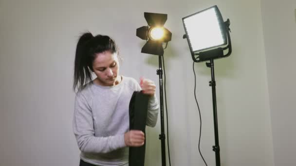 Жінка Фотограф Перевіряє Зсув Камери Поруч Led Fresnel Led Панелі — стокове відео