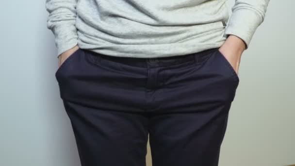 Mujer Mostrando Bolsillos Vacíos Pantalones Demostrando Que Tiene Dinero — Vídeos de Stock