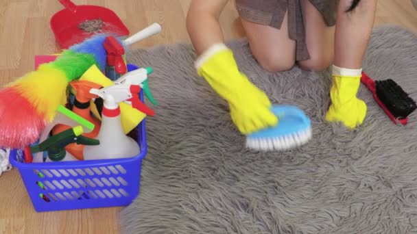 Mujer Guantes Con Cepillo Piel Sintética Rug Housekeeping Concepto Limpieza — Vídeo de stock