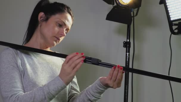 在Led壁画和Led面板灯附近配备相机滑块的女摄影师 — 图库视频影像