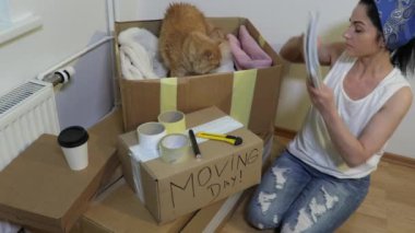 Taşınırken Kadın Paketleme Kutusu Kapalı