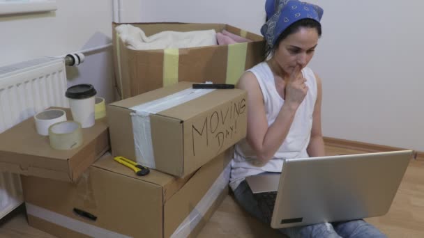 Mujer Movimiento Día Sentado Suelo Entre Cajas Cartón Uso Ordenador — Vídeo de stock