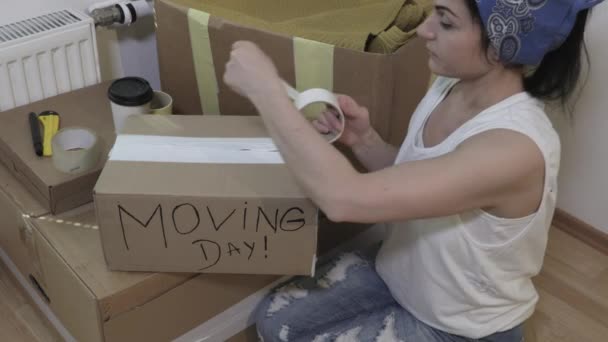 Kobieta Uszczelnia Kartonowe Pudełko Taśmą Samoprzylepną Poruszania Się — Wideo stockowe
