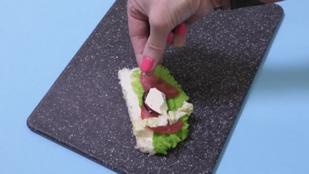 Femeie Care Adauga Sare Sandwich — Videoclip de stoc