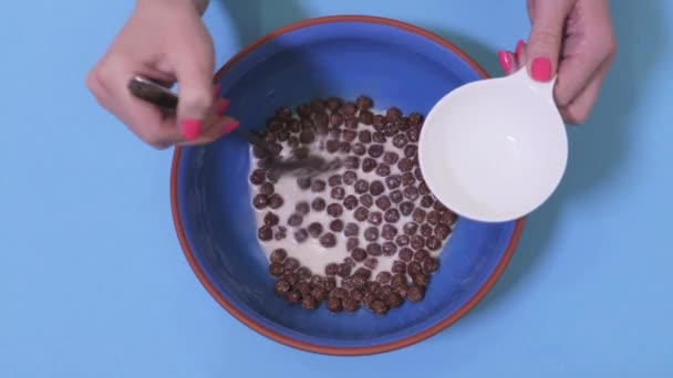 Kvinna Redo Att Äta Choklad Majskolvar Med Mjölk — Stockvideo