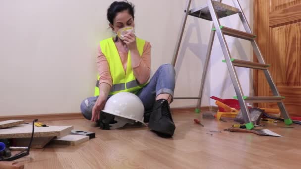 Attraktive Bauarbeiterin Mit Gesichtsschutzmaske Und Helm — Stockvideo