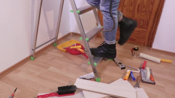 Vrouw Bouwer Met Reparatie Tools Ladder — Stockvideo