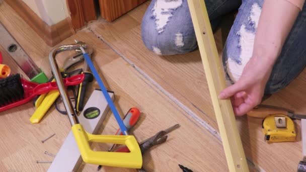 Mujer Constructora Haciendo Reparaciones Suelo — Vídeo de stock