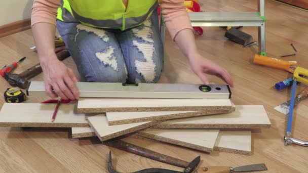 Mulher Construtor Usando Nível Espírito Marcação Com Lápis — Vídeo de Stock