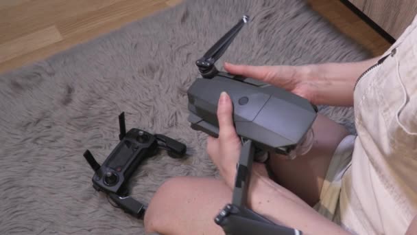 Vrouw Met Opvouwbare Drone Close — Stockvideo