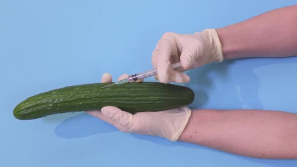 Cientista Feminina Injetando Pepino Verde Gmo Conceito Alimento — Vídeo de Stock