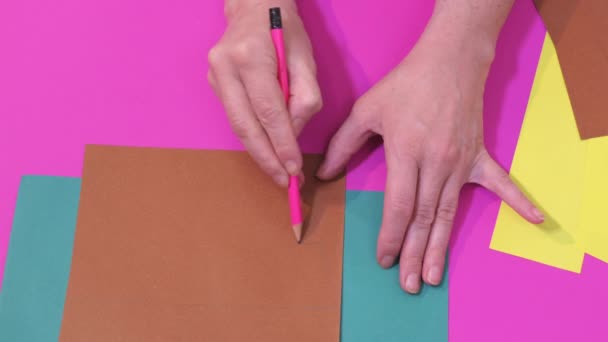 Женщина Рисует Бумажном Листе — стоковое видео