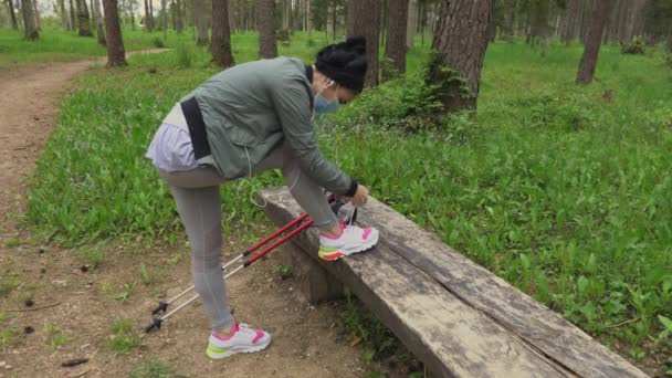 Sportowa Kobieta Wędrowiec Maską Ochronną Twarzy Trekking Sticks Naprawić Sznurowadła — Wideo stockowe