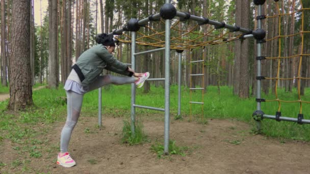 Vrouw Stretching Beenspieren Het Park — Stockvideo