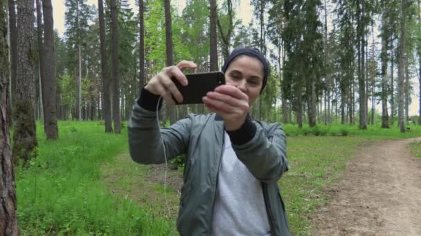 Corredor Mujer Tomar Selfies Camino Parque — Vídeos de Stock