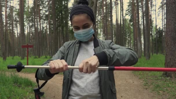 Vrouw Vaststelling Van Trekking Sticks Voor Wandelen Gezonde Levensstijl Concept — Stockvideo