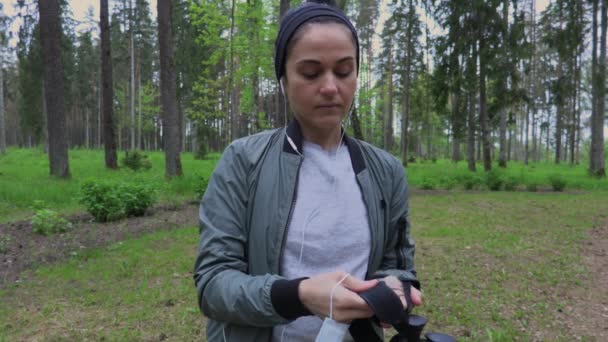 Žena Drží Trekking Tyčinky Nasadit Ochrannou Masku Obličeje — Stock video