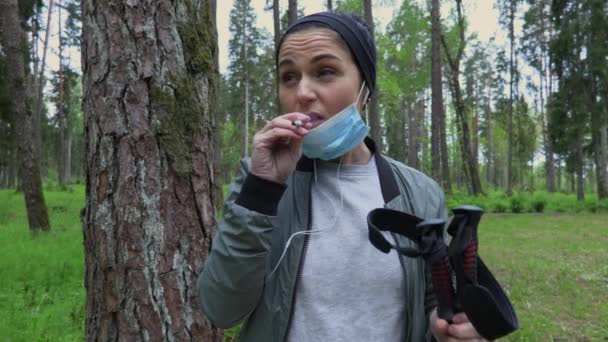 Mujer Con Mascarilla Fumando Parque — Vídeos de Stock