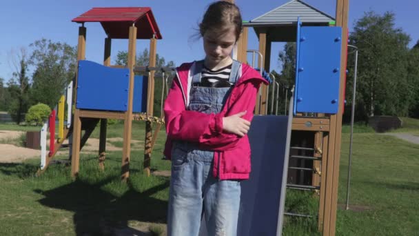 Gadis Pemarah Menunjukkan Jempol Taman Bermain — Stok Video