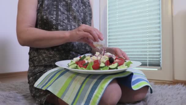 Mujer Verter Salsa Ensaladas — Vídeo de stock