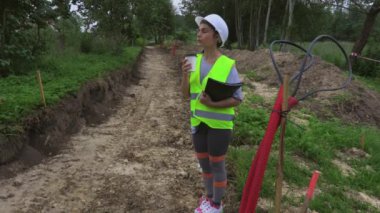 Kadın inşaat mühendisi kahve içiyor.