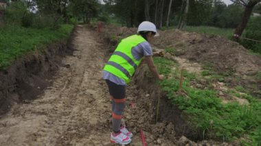 Kadın inşaat mühendisi mezura kullanıyor 
