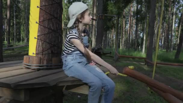 Ευτυχισμένο Κοριτσάκι Στο Πάρκο Παιδική Χαρά — Αρχείο Βίντεο
