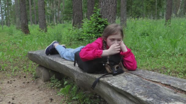 放棄された少女公園のベンチに横たわって — ストック動画