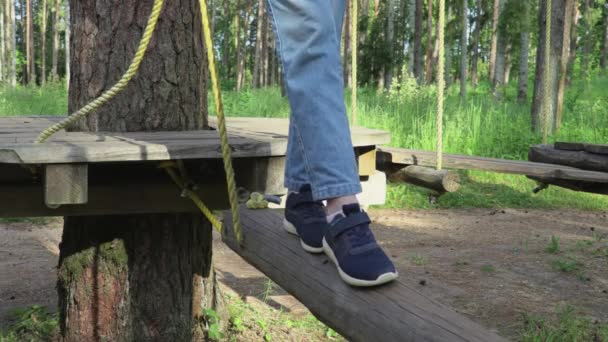 Kleines Mädchen Auf Pfad Seil Abenteuer — Stockvideo