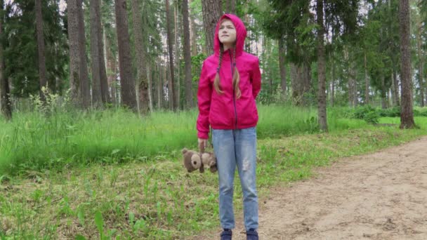 Samotna Dziewczynka Miękką Zabawką Lesie — Wideo stockowe