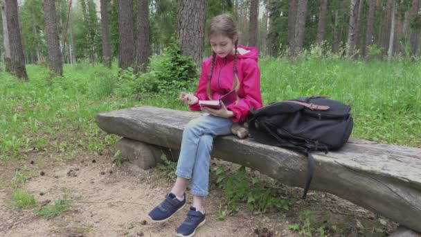 Маленькая Девочка Пишет Думает Скамейке Парке — стоковое видео