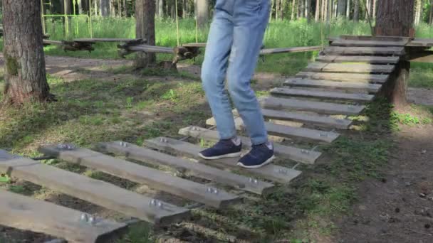 Niño Bosque Cuerda Aventura Parque — Vídeo de stock